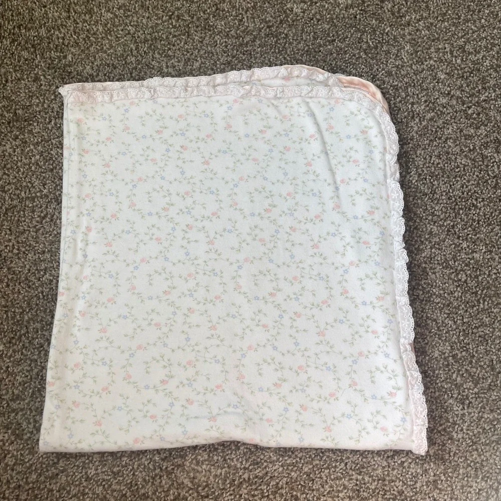 Carters Classics Vintage USA Baby Blanket Flowers Floral Edge Lace Dainty Floral